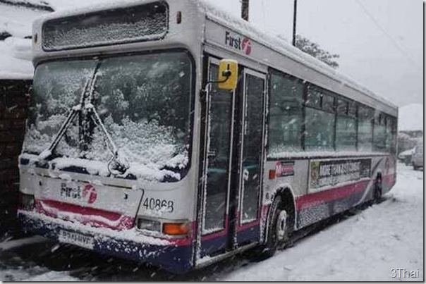 a-bus-stuck-in-the-snow-at-butt-lane-hepworth-627124225